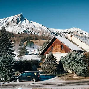 Maison L'aiguille: Mountain Retreat With Guest Apartment